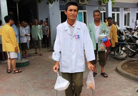 Ông Nguyễn Văn Thụ (51 tuổi, quê Anh Sơn) bị liệt hai chân đến nhận cơm từ thiện