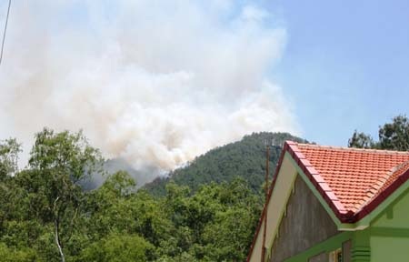 Hàng trăm chiến sĩ bộ đội được huy động đến hiện trường vụ cháy