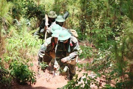 Hàng trăm chiến sĩ bộ đội được huy động đến hiện trường vụ cháy