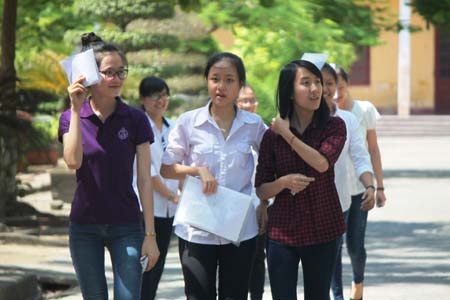 Thí sinh Nghệ An rời phòng thi môn Lịch sử. (Ảnh: Doãn Hòa)