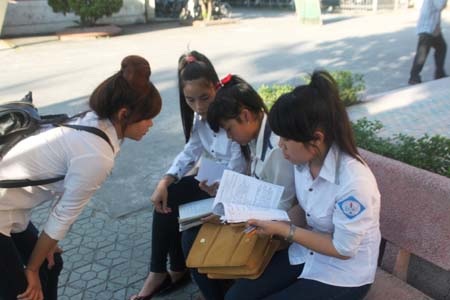 Các thí sinh trao đổi lại bài sau môn thi lịch sử (Ảnh: Nguyễn Duy)