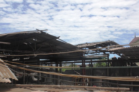 Phần mái xưởng bị thổi bay sau vụ nổ