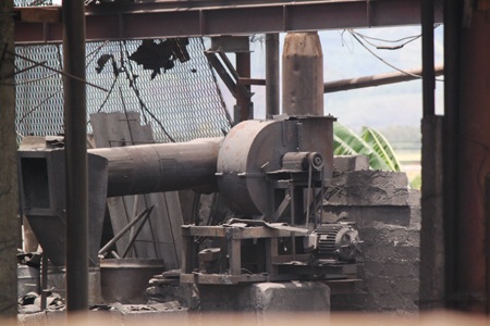 Một phần tường của xưởng phôi thép bị sức ép vụ nổ làm đổ