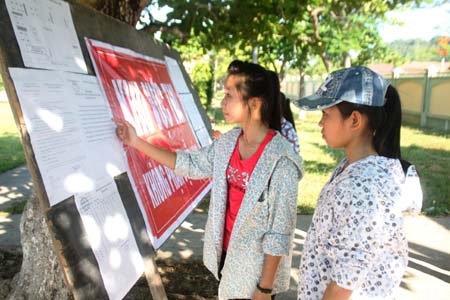 Thí sinh xem số báo danh, sơ đồ phòng thi tại điểm thi trường THPT Anh Sơn 2 (Nghệ An)