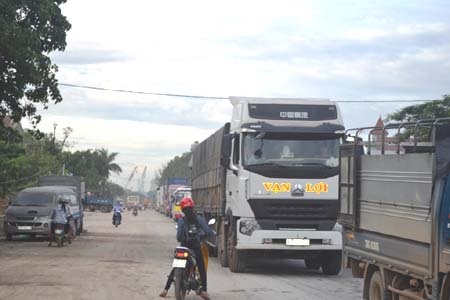 Vụ tai nạn khiến giao thông trên QL1A bị ách tắc kéo dài.