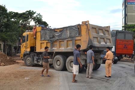 Lực lượng CSGT điều tra nguyên nhân vụ tai nạn