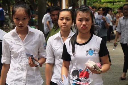 Nhiều thí sinh lo lắng, căng thẳng sau môn thi Toán sáng nay. (Ảnh: Doãn Hòa)