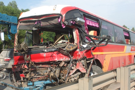 Phần đầu chiếc xe bị nát bét sau vụ tai nạn 