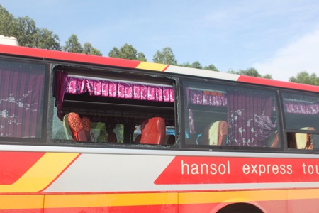 Hành khách phải đập vỡ cửa kính để thoát ra bên ngoài