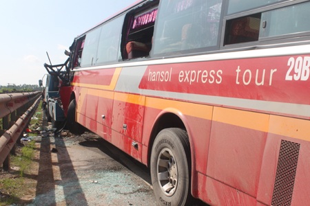 Ghi nhận của PV Dân trí tại hiện trường, chiếc xe khách lấn sang bên trái đường 