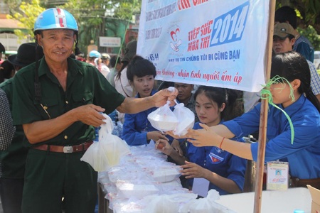 Niềm vui của phụ huynh khi nhận cơm miễn phí