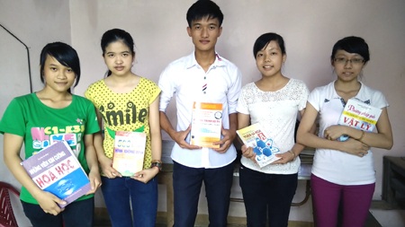 Ngoài giờ học và lên lớp, Thành lại giúp bố mẹ hái chè.