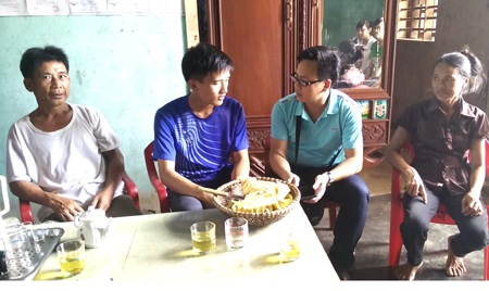 Nguyễn Đình Thành cùng bố mẹ tâm sự với PV Dân trí. (Ảnh: Doãn Hòa)