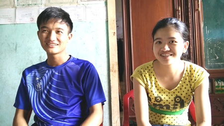 Nguyễn Đình Thành cùng bố mẹ tâm sự với PV Dân trí. (Ảnh: Doãn Hòa)