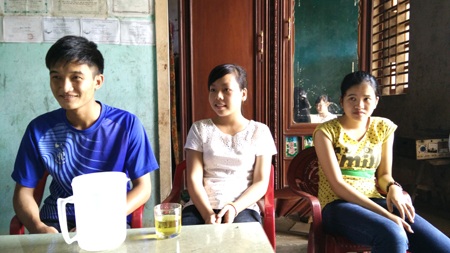 Nghe tin Thành đỗ thủ khoa, nhiều bạn bè đến chia vui.