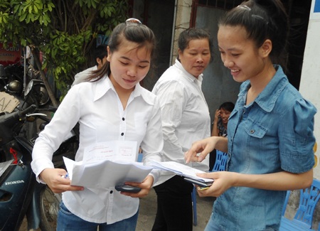 Trao đổi bài thi Vật lý cùng bạn. (Ảnh: Doãn Hòa)