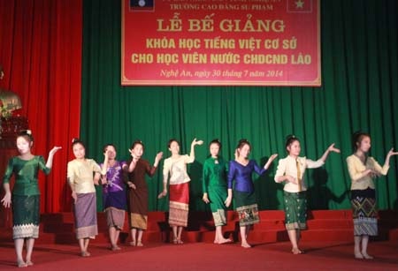 Các lưu học sinh biểu diễn các tiết mục văn nghệ mang đậm bản sắc văn hóa hai nước Việt-Lào