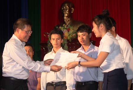 Các lưu học sinh biểu diễn các tiết mục văn nghệ mang đậm bản sắc văn hóa hai nước Việt-Lào