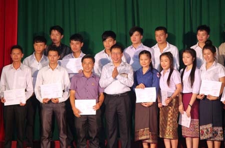 Các lưu học sinh biểu diễn các tiết mục văn nghệ mang đậm bản sắc văn hóa hai nước Việt-Lào