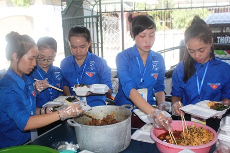 Các tình nguyện viên tất bật chuẩn bị cơm miễn phí cho sĩ tử, phụ huynh 