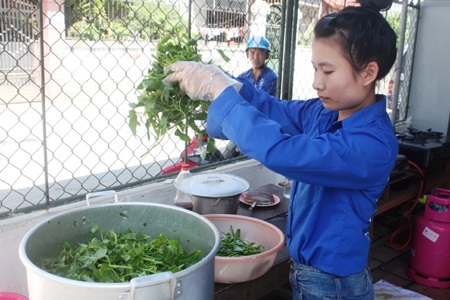 Mỗi suất cơm ngoài thịt kho, đậu phụ còn có rau xanh