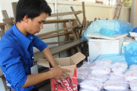 Cơm miễn phí được phát tại 3 điểm thi 