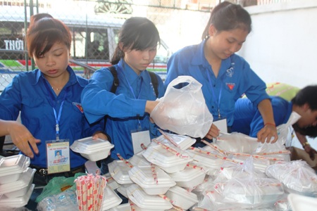 Hơn 250 suất cơm được chuẩn bị trong bữa trưa 4/7 cho các sĩ tử, phụ huynh