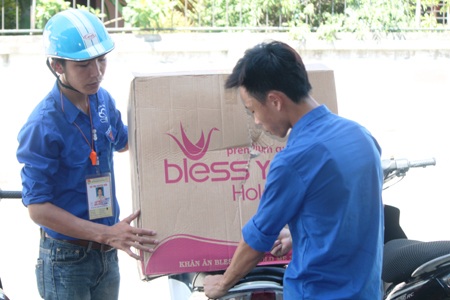 Vận chuyển cơm đến điểm thi để kịp giờ cho sĩ tử, phụ huynh