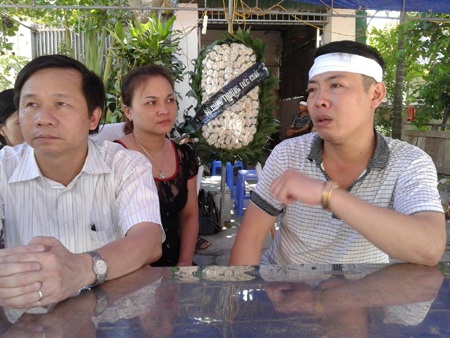 Đám tang đẫm nước mắt của 3 nam sinh đuối nước trong chùa - 2 Người thân em Lê Quang Tuấn và thầy cô trường THPT Lê Viết Thuật bàng hoàng trước sự việc