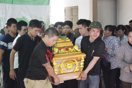 Đám tang đẫm nước mắt của em Trần Minh Đức Anh 