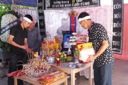 Gia đình chuẩn bị mai táng cho em Lê Quang Tuấn