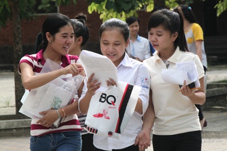 Thí sinh phấn khởi vì đề Hóa dễ thở (Ảnh: Nguyễn Duy)