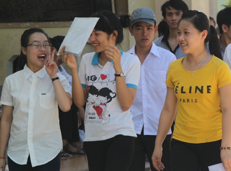 Thí sinh tại cụm thi Vinh hoàn thành xonɧ môn thi Vật lý (Ảnh: Nguyễn Duy)