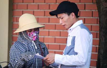 Thí sinh trao đổi lại đề thi với phụ huynh (Ảnh: Doãn Hòa)