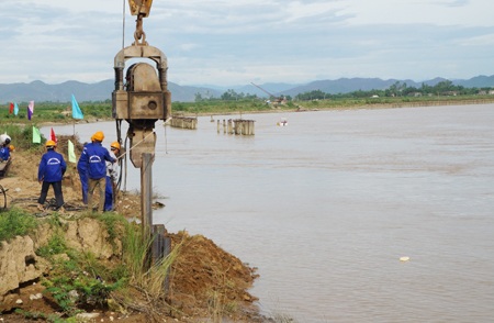 Công nhân tiến hành đóng cọc thép larsen IV dài 18m