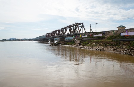 Gia cố đoạn đường sắt bị sông Lam “dọa nuốt”