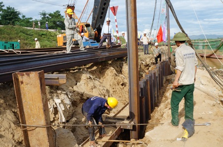 Công nhân tiến hành sửa chữa, gia cố đoạn sông Lam “dọa nuốt” đường sắt Bắc-Nam