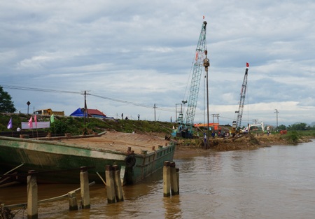 Công nhân tiến hành sửa chữa, gia cố đoạn sông Lam “dọa nuốt” đường sắt Bắc-Nam