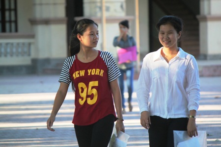 Rất ít nụ cười của thí sinh sau môn thi Sử tại cụm thi Vinh. (Ảnh: Doãn Hòa)