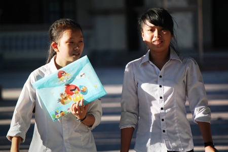 Th˭ sinh tại điểm thi trường THCS Trường Thi sau môn thi Lịch sử. (Ảnh: Nguyễn Duy)