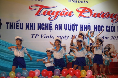 Tiết mục văn nghệ hát về Biển, đảo của các em nhà văn hóa thiếu nhi Việt-Đức.