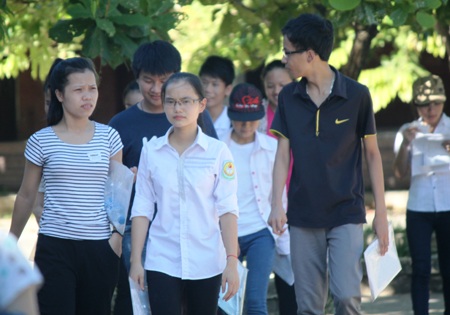 Các thí sinh cụm thi Vinh hoàn thành xong bài thi môn Ngoại ngữ (Ảnh: Doãn H˲a)