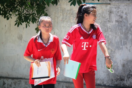 Hai nữ sinh đội nắng đến điểm thi trường THCS Trường Thi (Ảnh: Nguyễn Duy)