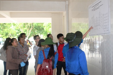 Thí sinh và phụ huynh xem sơ đồ phòng thi. (Ảnh: Nguyễn Duy)