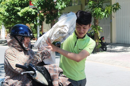 Thí sinh nam cũng mặc áo chống nắng (Ảnh: Doãn Hòa)