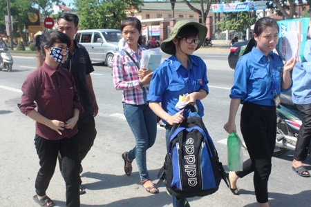 Hàng ngàn sĩ tử đang đổ về cụm thi Vinh dự kỳ thi tuyển sinh ĐH-CĐ năm 2014