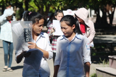 Trao đổi lại bài thi môn Ngoại ngữ (Ảnh: Nguyễn Duy)