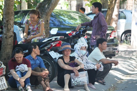 Phụ huynh ngồi đợi con dưới bóng cây xanh (Ảnh: Nguyễn Duy)