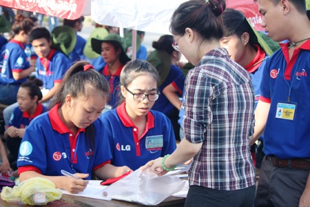 Các điểm giữ đồ miễn phí cho thí sinh (Ảnh: Nguyễn Duy)