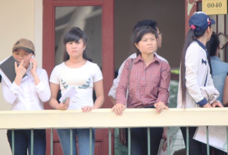 Các thí sinh đến sớm chờ làm bài thi môn Toán sáng 4/7. (Ảnh: Doãn Hòa)